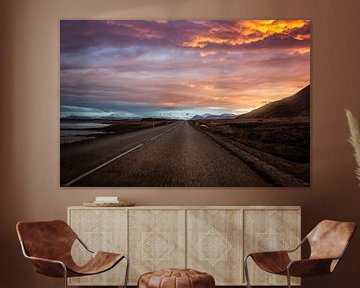 Roadtrip IJsland tijdens zonsondergang von Chris Snoek