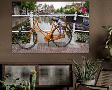 Oranje fiets op brug Rapenburg Leiden van Carel van der Lippe