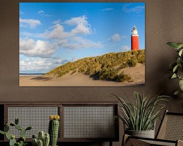 Leuchtturm von Texel mit Düne gegen blauen Himmel von Simone Janssen