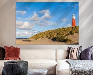 Leuchtturm von Texel mit Düne gegen blauen Himmel von Simone Janssen