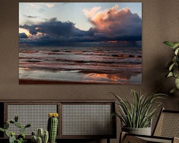 Donkere wolken bij zonsondergang boven de Noordzee van Simone Janssen