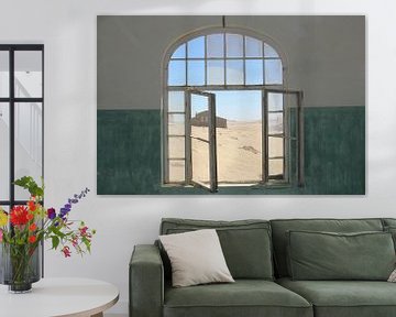 Fenêtre Kolmanskop sur Inge Hogenbijl