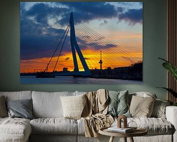Erasmusbrug met wolken tijdens zonsondergang te Rotterdam van Anton de Zeeuw