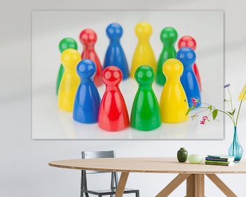 Conceptuele gekleurde speelpionnen in een rij von Tonko Oosterink