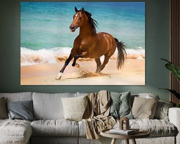 Galopperend paard op het strand met blauwe zee in Portugal van Yvette Baur