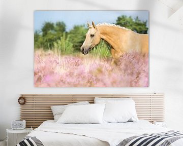 Paard in de roze heide van Yvette Baur