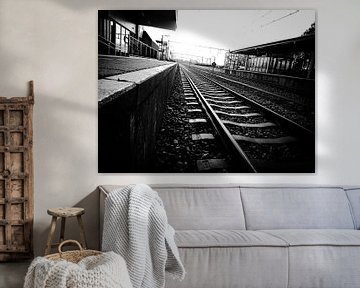 Trein station rails zwart wit van Tom Poelstra