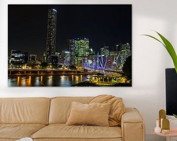 Brisbane  skyline met de Kurilpa brug by Marcel van den Bos