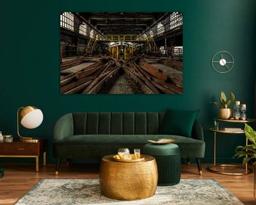Symmetrische rails met lichtval in verlaten fabriek van Sven van der Kooi (kooifotografie)