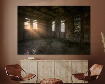 Lumière du soleil à travers la fenêtre. sur Roman Robroek - Photos de bâtiments abandonnés
