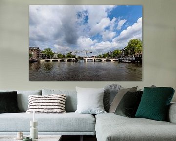 De Magere Brug over de Amstel met wolkenlucht, Amsterdam, Netherlands van Martin Stevens