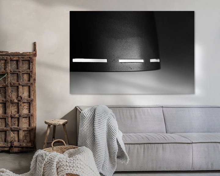 Sfeerimpressie: Witte lijnen op een donker object  van Danny Motshagen
