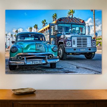 Cuban bus and oldtimer