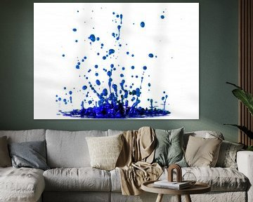 Blaue Farbe spritzt auf einem weißen Hintergrund von Sjoerd van der Wal Fotografie