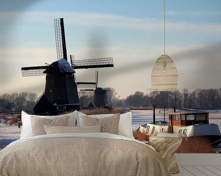 Sfeerimpressie behang: Hollandse oude windmolens in wintertafreel  van Paul Franke