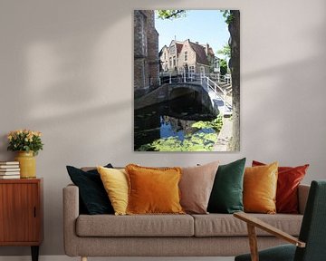 Delft op z`n mooist, gracht met oude huizen