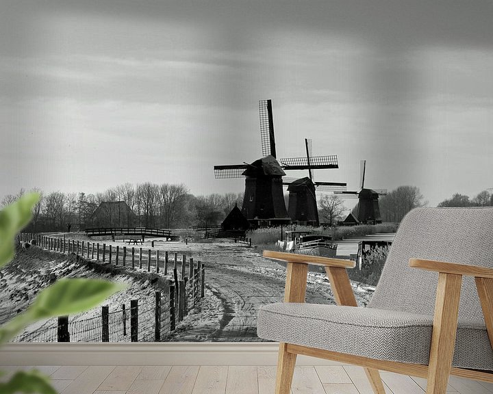 Sfeerimpressie behang: Hollandse molens langs vaart in winter van Paul Franke