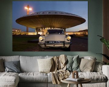 Citroën DS devant Evoluon sur Michelle Peeters