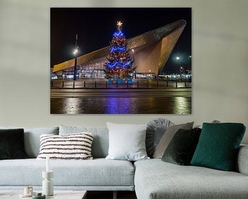 Het Rotterdam centraal Station met kerstboom van victor van bochove