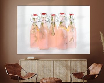 Huisgemaakte roze cranberry-citroen limonade von Anki Wijnen