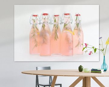 Huisgemaakte roze cranberry-citroen limonade