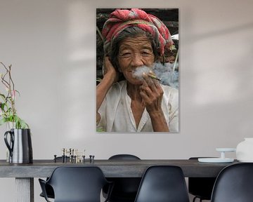 Oude vrouw in Myanmar van Gert-Jan Siesling
