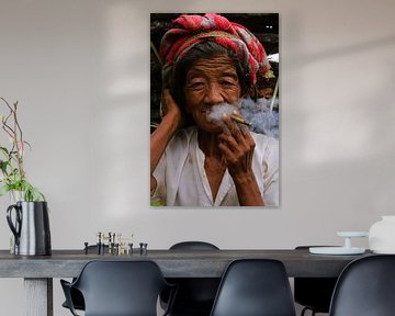 Oude vrouw in Myanmar