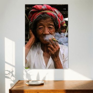 Oude vrouw in Myanmar