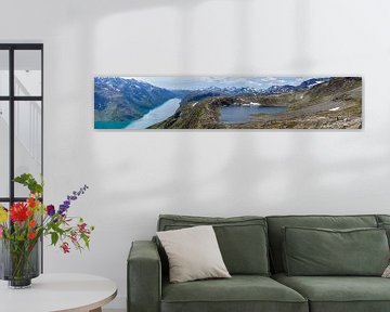 Groot panorama vanaf de Besseggen bergkam met  de meren Gjende en Bessvatnet in NP Jotunheimen, Noor