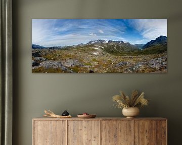 Groot panorama op de Besseggen bergkam met  de bergpas in NP Jotunheimen, Noorwegen