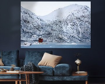 Noors hutje in sneeuw landschap - Vesteralen / Lofoten, Noorwegen van Martijn Smeets