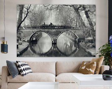 Straatfotografie in Utrecht. De Weesbrug over de Oudegracht in Utrecht in zwart-wit (2)