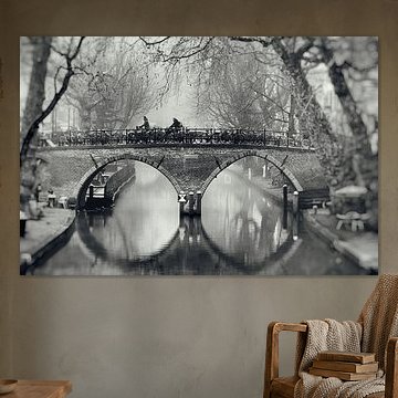 Straatfotografie in Utrecht. De Weesbrug over de Oudegracht in Utrecht in zwart-wit (2) van André Blom Fotografie Utrecht