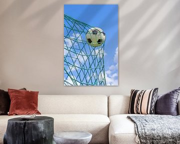 Voetbal in goal net met blauwe lucht van Ben Schonewille