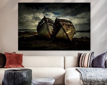 Oude vervallen bootjes langs de kust van Schotland von Atelier van Saskia