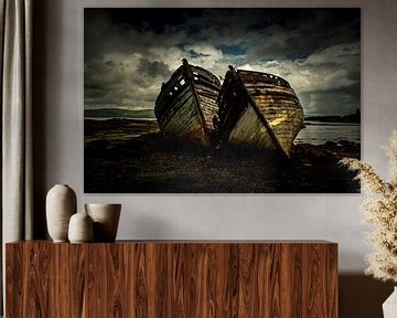 Oude vervallen bootjes langs de kust van Schotland by Atelier van Saskia