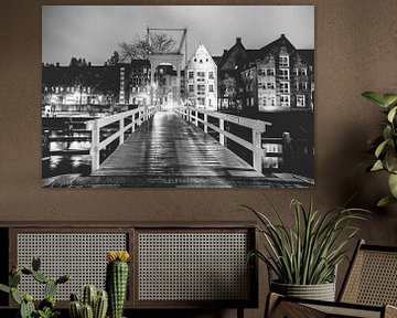 Vieux pont blanc sur le canal de la ville