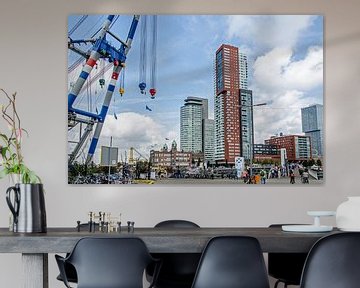 Grote hijskraan tegenover wolkenkrabbers Rotterdam van Maurice Verschuur