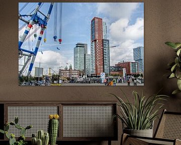 Grote hijskraan tegenover wolkenkrabbers Rotterdam van Maurice Verschuur