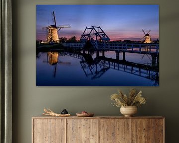 Verlichte molens en een ophaalbrug bij zonsondergang van iPics Photography