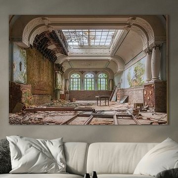 Decay hotel van Truus Nijland