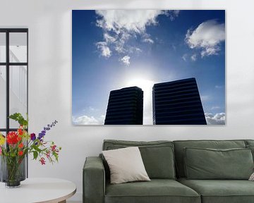 WTC Arnhem met wolken en blauwe lucht