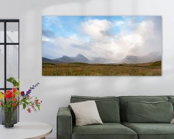 Schots landschap met bergen en wolken van Rob IJsselstein