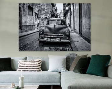 Oldtimer klassieke auto in centrum van Havana Cuba. One2expose Wout Kok Photography van Wout Kok
