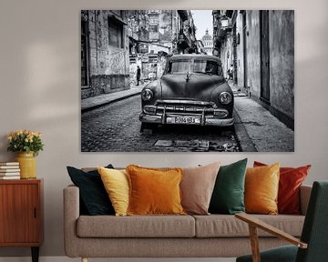 Oldtimer klassieke auto in centrum van Havana Cuba. One2expose Wout Kok Photography van Wout Kok