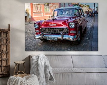 Oldtimer klassieke auto in centrum van Havana Cuba. One2expose Wout Kok Photography.  von Wout Kok