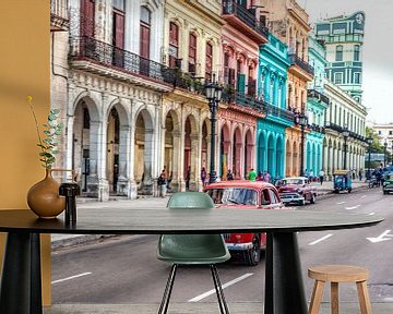 Oldtimer classic car in Cuba in het centrum van Havana. One2expose Wout kok Photography.  van Wout Kok