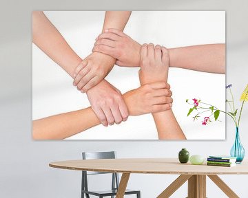 Fünf Arme und Händen von Mädchen  halten einander an den Handgelenken auf weißem Hintergrund von Ben Schonewille