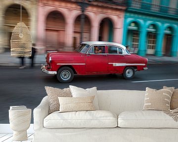 Oldtimer classic car in Cuba in het centrum van Havana. One2expose Wout kok Photography.  van Wout Kok