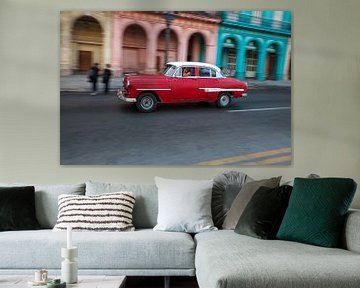 Voiture classique vintage à Cuba dans le centre de La Havane. One2expose Wout kok Photographie. 